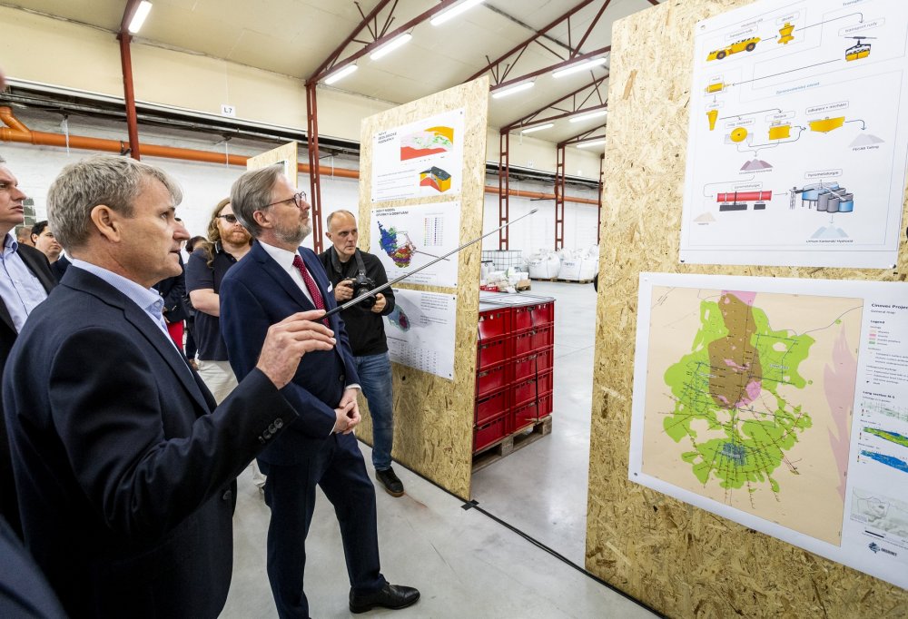 Premiér Petr Fiala z ODS (druhý zleva) si prohlíží plány dolování ve společnosti Geomet, která má na starosti projekt těžby lithia na Cínovci.