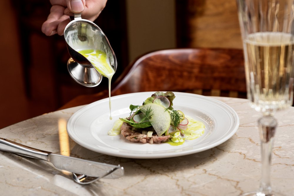 Restaurace nabízí jídla inspirovaná gastronomií Rakouska-Uherska v moderním pojetí.