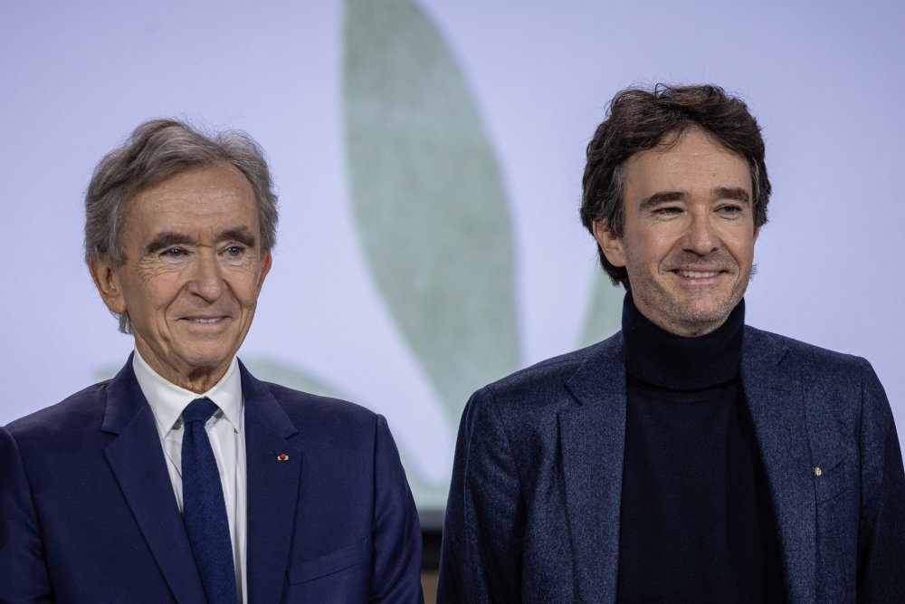 Nejstarší syn Antoine (vpravo) řídí holdingovou LVMH Christian Dior SE. Od roku 2012 šéfoval luxusní pánské oděvní a obuvnické značce Berlut, zůstává jejím předsedou. 