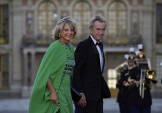 Král luxusu a opět nejbohatší člověk planety, Francouz Bernard Arnault řeší nástupnictví. Boj o moc mezi pěti potomky v domě šampaňského, šperků a módy začala.
