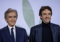 Nejstarší syn Antoine (vpravo) řídí holdingovou LVMH Christian Dior SE. Od roku 2012 šéfoval luxusní pánské oděvní a obuvnické značce Berlut, zůstává jejím předsedou. 