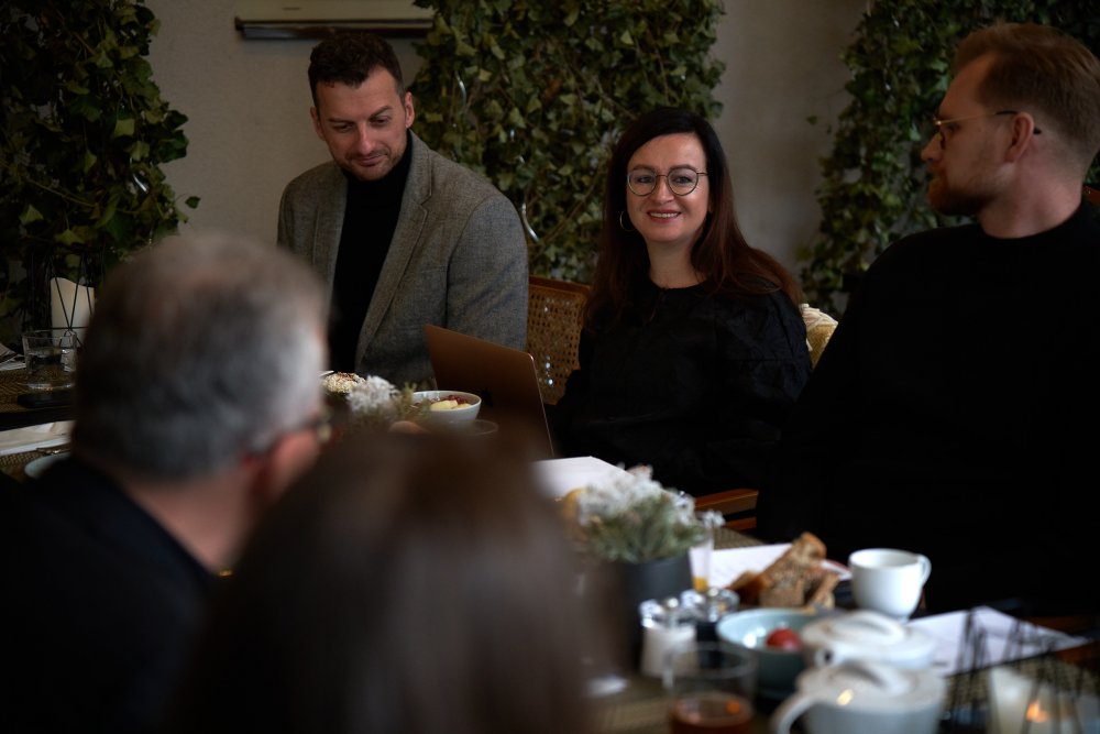 Zleva: Jiří Ochtetz z JT Real Estate, Tereza Zavadilová z Newstreamu, Milan Kilik z iO Partners