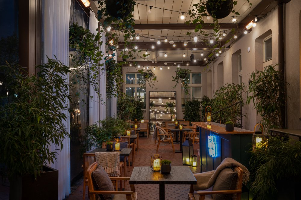 Nová vyhřívaná zimní terasa The Monkey Bar Prague Opletalově ulici 21  má otevřeno od pátku do neděle. Jungle Brunch s bezedným punčem v sobotu / neděli od 12:30 hodin. Signature koktejly a Monkey Dining od 16:00 hod.