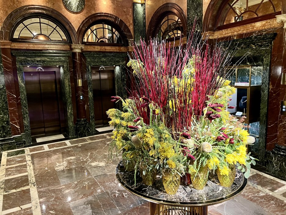 Hotelové lobby.  Po vstupu hotelu návštěvníka obklopí sytě barevný mramor téměř kam oko dohlédne. Jde o osm druhů mramoru z osmi zemí, který byl až do konce 70. let minulého století schovaný pod tapetou.