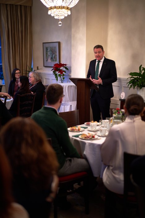 Irský velvyslanec Alan Gibbons při své úvodní řeči na slavnostním setkání k oslavě Dne svaté Brigity.