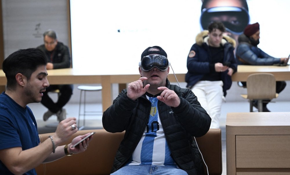 Revoluční brýle s virtuální realitou Apple Vision Pro jsou hitem u zákazníků i na sociálních sítích
