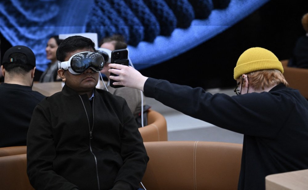 Revoluční brýle s virtuální realitou Apple Vision Pro jsou hitem u zákazníků i na sociálních sítích