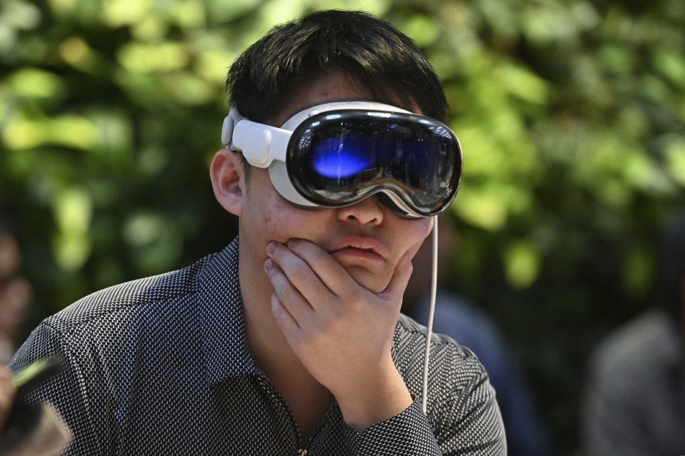 Revoluční brýle s virtuální realitou Apple Vision Pro jsou hitem u zákazníků i na sociálních sítích