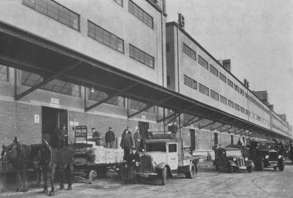 1936: Kratší skladišťní křídlo sloužilo k podeji zboží na dráhu a delší k jeho výdeji z dráhy. Rampy umožňovaly přeložení zboží z vlaků na nákladní auta, přičemž systém vnitřních tunelů umožňoval zboží uskladněné ve vyšších patrech vypravit bez ohledu na provoz v přízemí, které obsluhovaly výhradně státní dráhy.
