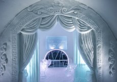 Noc v ledovém divadle. ICEHOTEL 30 | Art Suite A Night at the Theatre | Design Jonathan Paul Green & Marnie Green | Photo Asaf Kliger | © ICEHOTEL www.icehotel.com