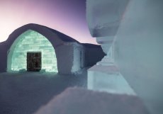 Komnaty ledového hotelu zvenku - ICEHOTEL 31 | Art Suite Strawberry Room | Design Petter Stordalen | Luca Roncoroni | Edith Van de Wetering | Wilfred Stijger | Photo Asaf Kliger | © ICEHOTEL www.icehotel.com