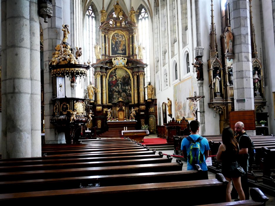 Průvodcovské služby jsou k dispozici a potkáte spoustu skupin tuzemských i zahraničních turistů s průvodci.