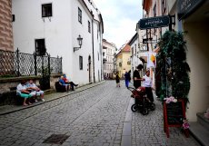 Český Krumlov čeká na příval turistů. Zatím jezdí hlavně tuzemští cestovatelé a zejména o slunečných víkendech.