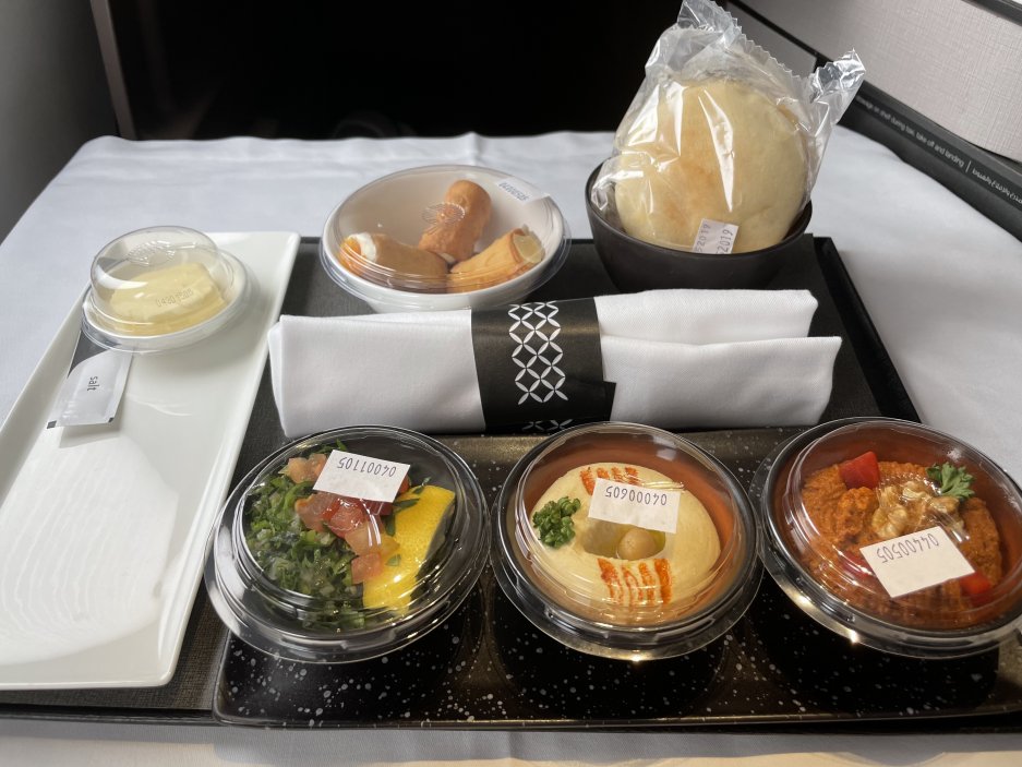 Podávání teplých jídel v čase covidu bylo omezené, přesto si Qatar Airways drží vysoký standard servisu a kvality občerstvení v byznys třídě. 2