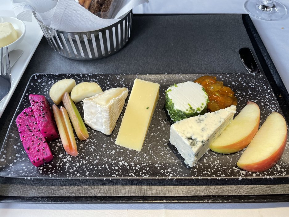 Sýrový snack servírovaný v Qatar Airways na trase Dauhá - Houston.