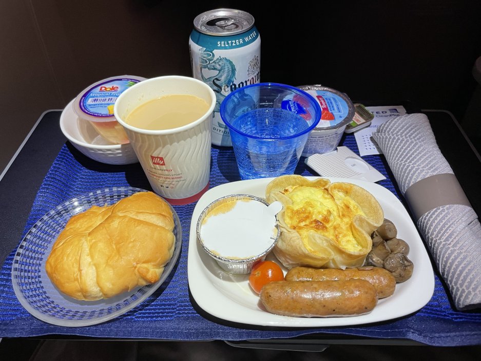 Občerstvení servírované v byznys třídě aerolinky United Airlines na trase Houston - Frankfurt.