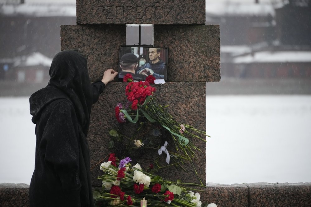 Pietní akce za zemřelého ruského opozičního politika Alexeje Navalného. Jen v Rusku na nich byly zatčeny stovky lidí