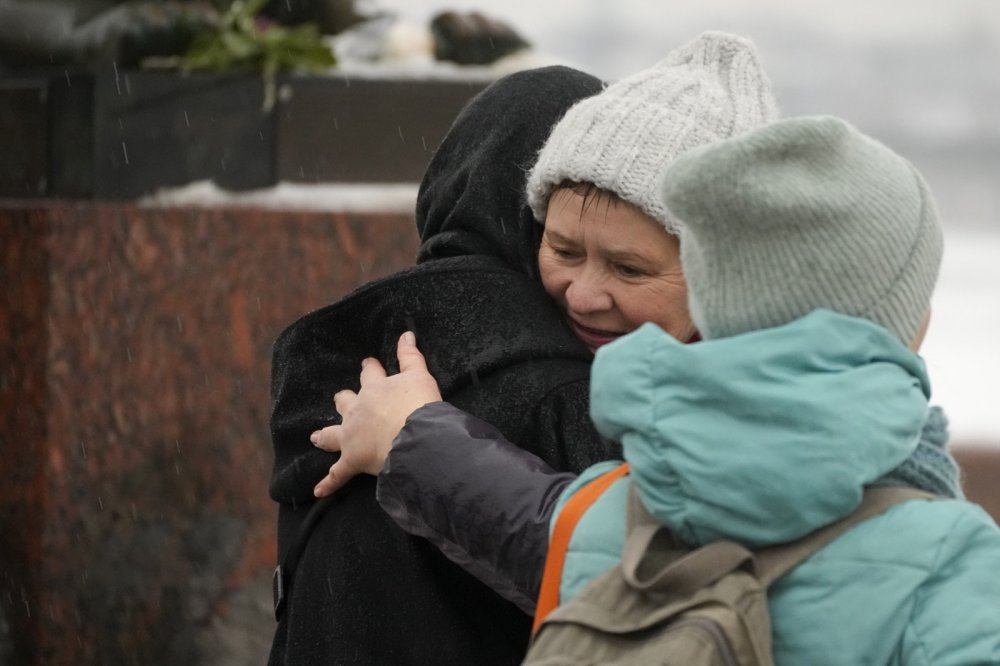 Pietní akce za zemřelého ruského opozičního politika Alexeje Navalného. Jen v Rusku na nich byly zatčeny stovky lidí