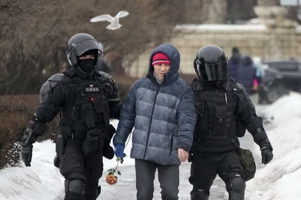 Pietní akce za zemřelého ruského opozičního politika Alexeje Navalného. Jen v Rusku na nich byly zatčeny stovky lidí