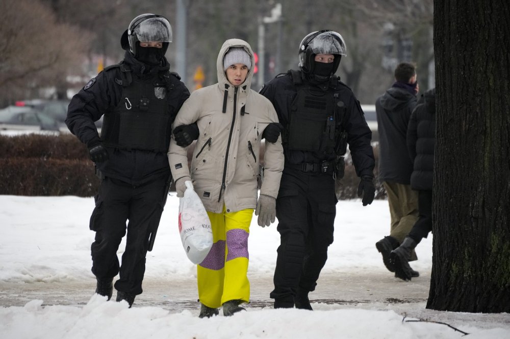 Pietní akce za zemřelého ruského opozičního politika Alexeje Navalného. Jen v Rusku na nich byly zatčeny stovky lidí
