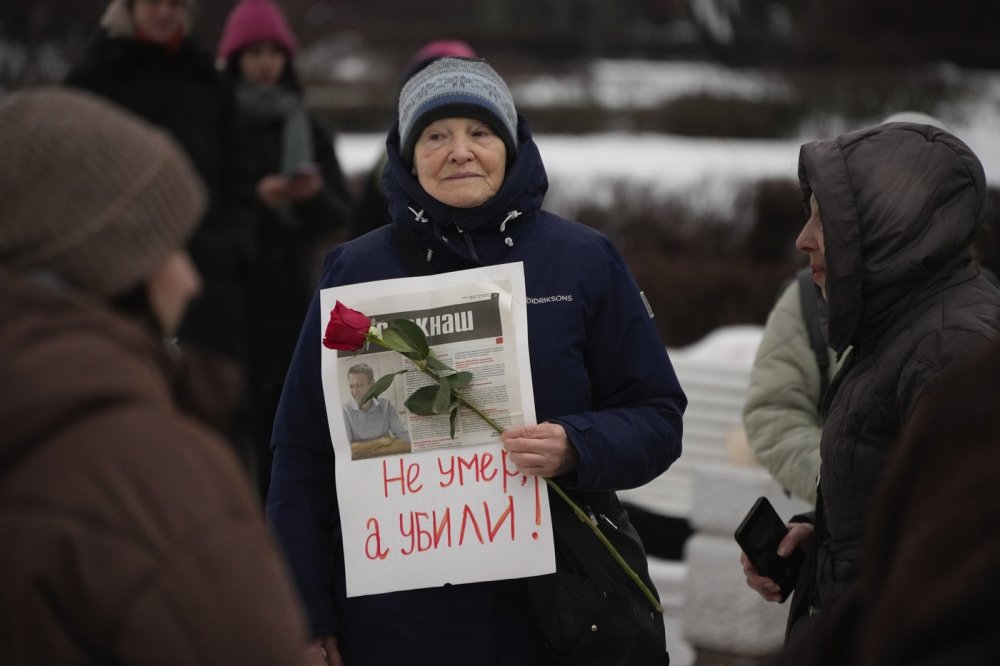 Pietní akce za zemřelého ruského opozičního politika Alexeje Navalného. Jen v Rusku na nich byly zatčeny stovky lidí