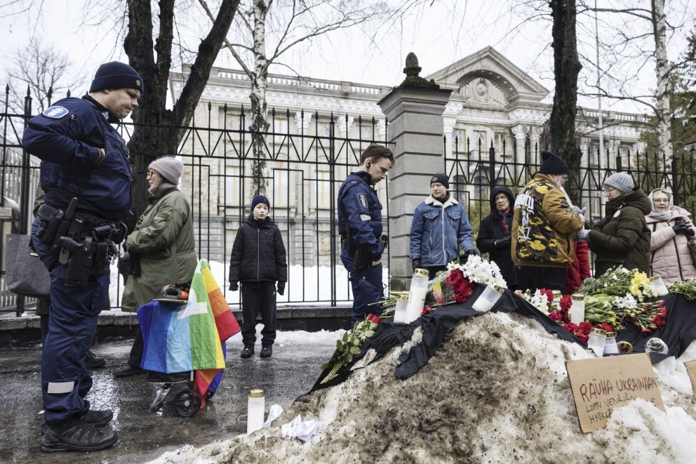 Pietní akce za zemřelého ruského opozičního politika Alexeje Navalného. Jen v Rusku na nich byly zatčeny stovky lidí