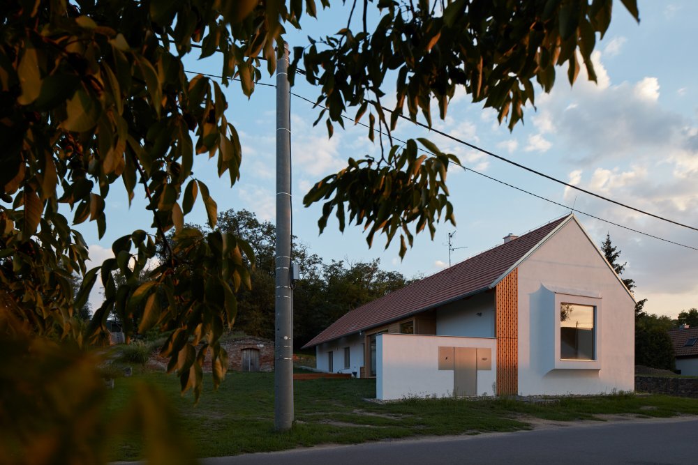 Vesnické stavení, které navrhlo znojemské architektonické studio ORA, stojí v obci Božice.