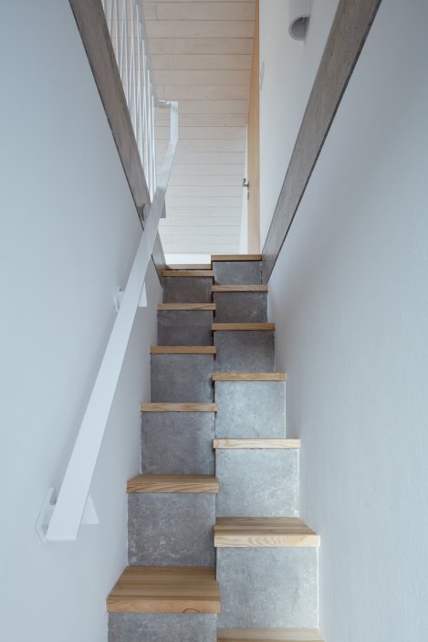 Zajímavým interiérovým detailem je betonové schodiště.