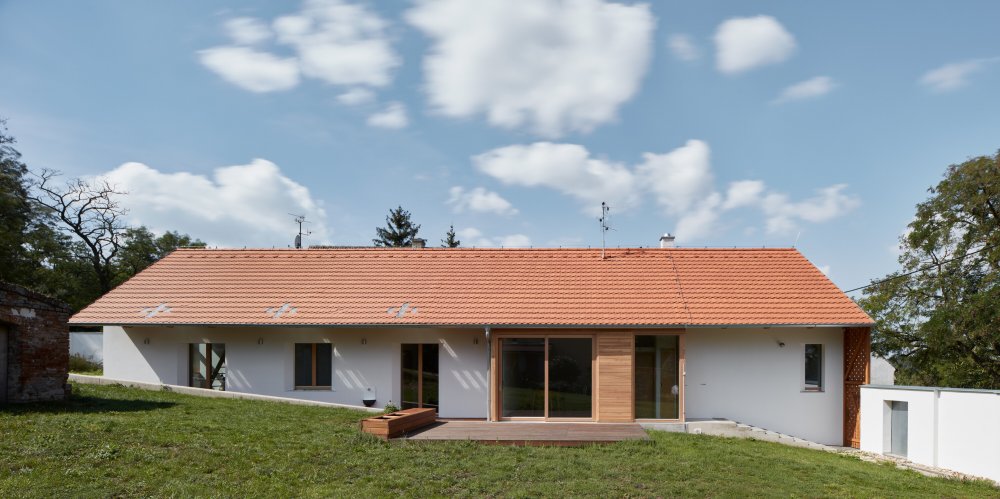 Měřítkem dům architekti přizpůsobili okolní vesnické zástavbě. 