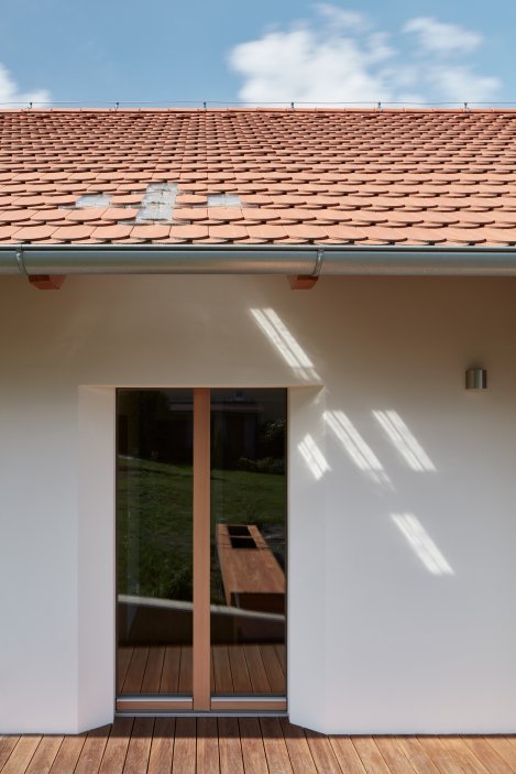 Nechybí ani propojení interiéru s exteriérem.