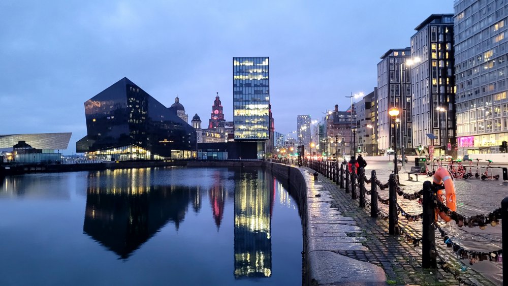 Pohled na nábřeží.Museum of Liverpool úplně vlevo.