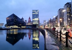 Pohled na nábřeží.Museum of Liverpool úplně vlevo.