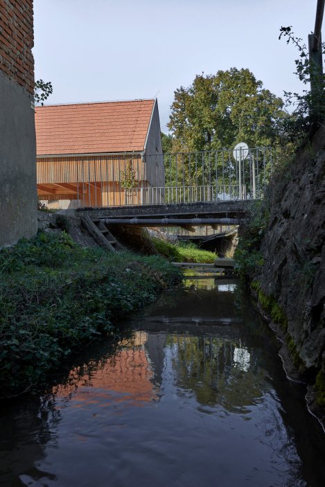 Majitelé si nechali postavit i nový rodinný dům. Přiléhá k potoku. Stojí na místě zbouraných kurníků a zemědělských kůlen.