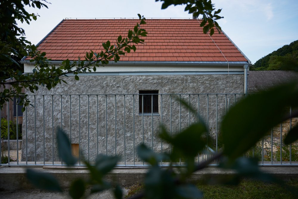 Na fasádu mlýna nahodil fankou starý zednický mistr vápenocementovou maltu. 