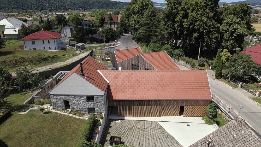 Staré hospodářské stavení obhospodařovali předkové mladého páru po staletí.  