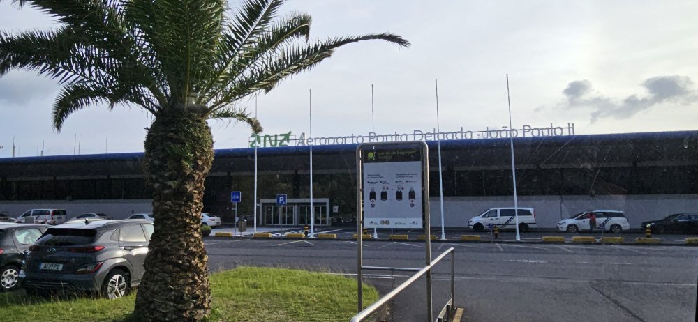 Na zdejší poklidné mezinárodní letiště v Ponta Delgada létají v sezóně pravidelně i lety přímo z Prahy. Let trvá zhruba 5 hodin.