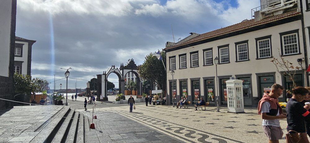Slavná trojitá městská brána Portas da cidade stojí nyní v centru města v blízkosti přístavu a pevnosti.
