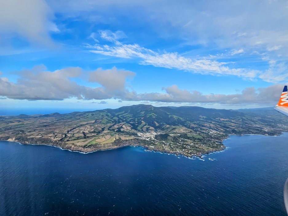 Největší z devíti obydlených ostrovů Azorského soustroví - Sao Miguel má rozlohu necelých 750 čtverečních kilometrů. 