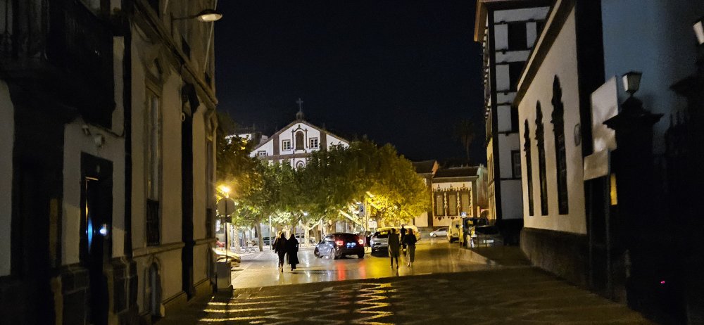 Své kouzlo má i noční Ponta Delgada.