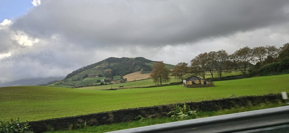 Při cestě ostrovem se otevírají v každém okamžiku jedinečná kouzelná panoramata. Sao Miguel, Azory