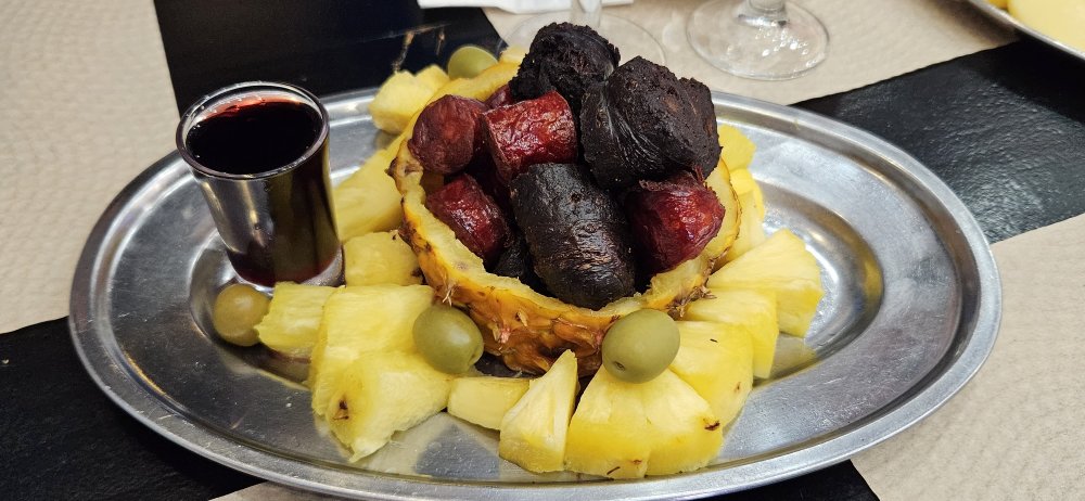 Jedna ze specialit Sao Miguelského venkova - grilované klobásky a jitrnice se všudypřítomným ananasem, který se na ostrově pěstuje ve velkém a tak se dává snad ke všemu.