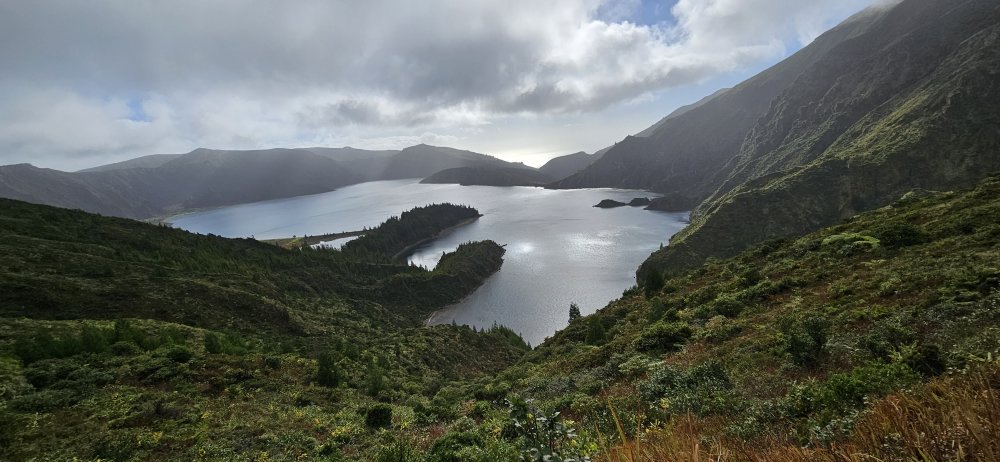 Další z jezer v kaldeře Lagoa do Fogo, tentokrát ve východní části ostrova Sao Miguel.