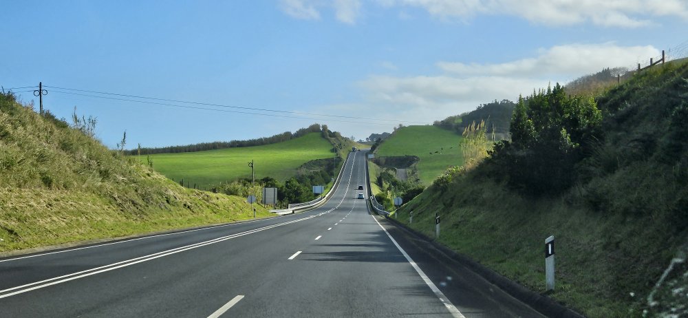 Doprava na Azorech a to ani na největším z ostrovů Sao Miguel má své poklidné kouzlo a dopravní zácpy si tu momentálně neumím přestavit.