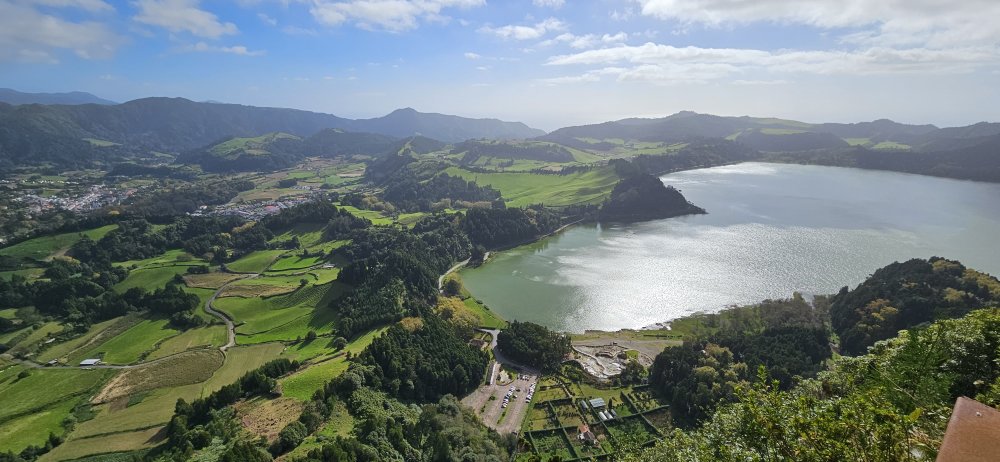Miradouro Pico do Ferro - další z jezer v jedné z kalder ostrova Sao Miguel.