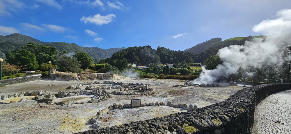 Jedna z největších geotermálních lokalit na Sao Miguel je v oblasti Furnas, respektive ve Vale das Furnas. Údolí je jednou z nejaktivnějších geotermálních oblastí na světě.