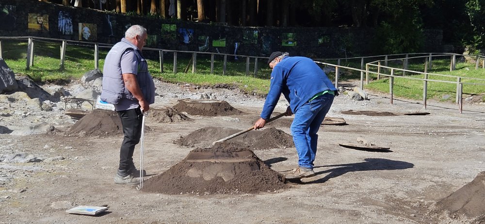 Cozido das Furnas se připravuje ve velkých těžkých hrncích, které se umístí na zhruba 7 hodin do speciálních jam s poklopem v geotermálně aktivní lokalitě. Po dobu vaření jsou zahrnuté hlínou. 