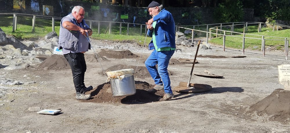 Po zhruba sedmi hodinách vaření pomocí tepla z geotermální energie obsluha odhrne vrchní hlínu na poklici jámy a tyčemi s háky hrnec vyloví a přenese do auta dané restaurace.