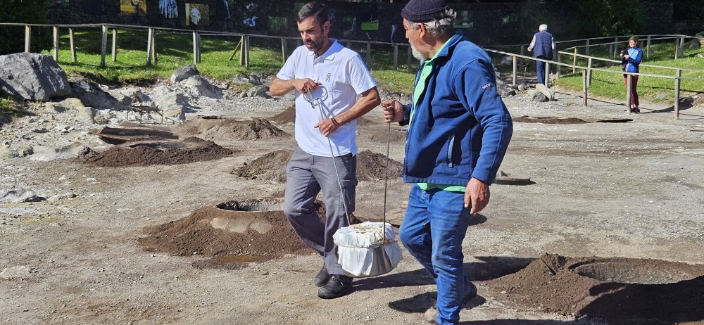 Po zhruba sedmi hodinách vaření pomocí tepla z geotermální energie obsluha odhrne vrchní hlínu na poklici jámy a tyčemi s háky hrnec vyloví a přenese do auta dané restaurace.