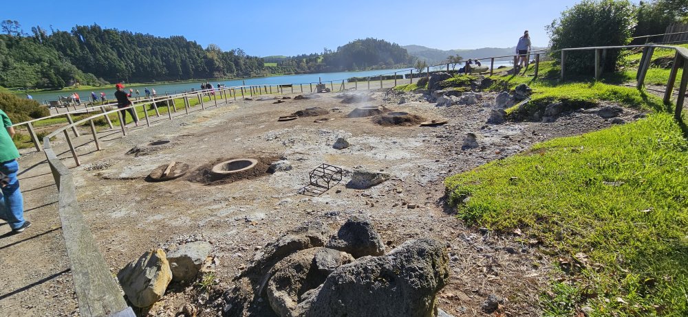 Ve speciálních jámách v geotermálně aktivní lokalitě na břehu jezera Lagoa das Furnas nechávají své hrnce na pár hodin v teple z geotermální činnosti, aby tak připravili místní kulinářskou specialitu cozido das Furnas. 