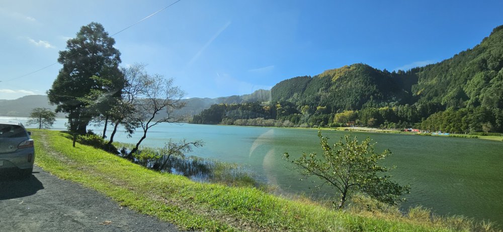 Ani cestou od hrnců s delikatesou cozido das Furnas do restaurace, kde vám místní specialitu naservírují, vás krajina ostrova Sao Miguel neomrzí.